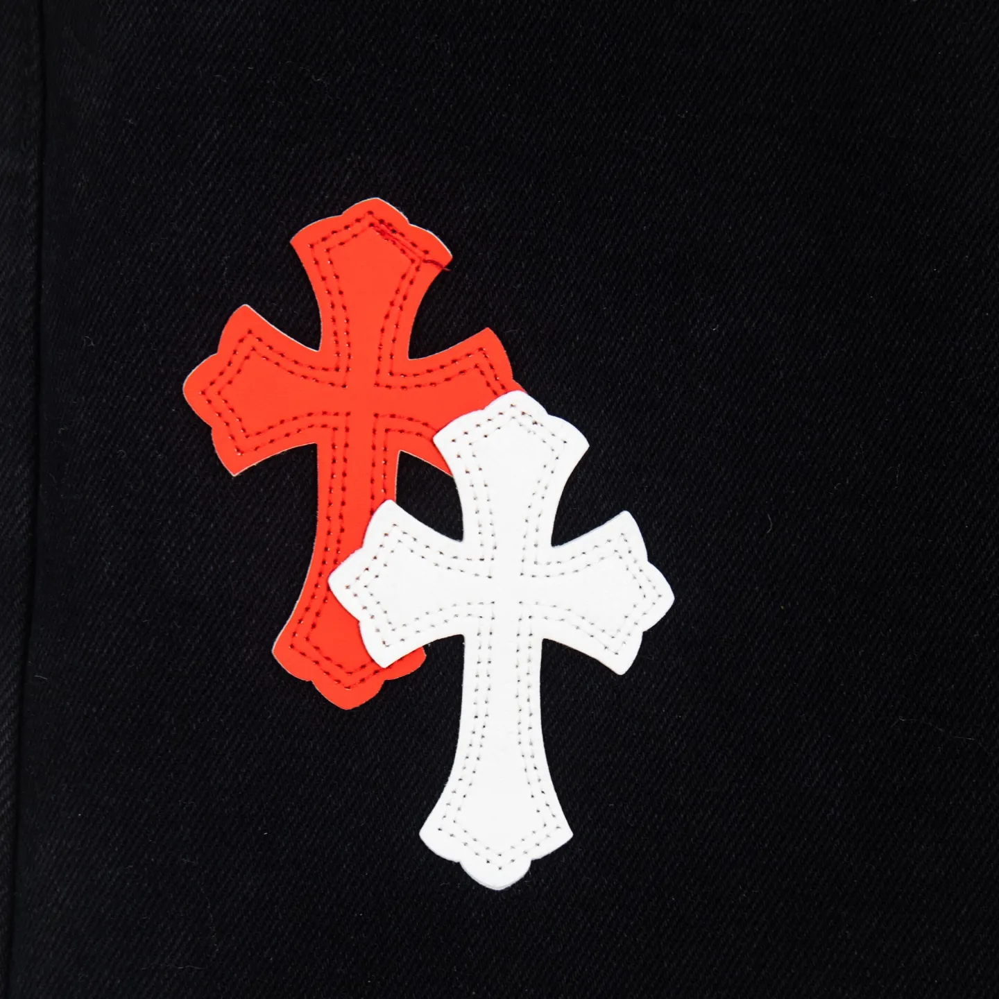 P260 Chrome Hearts Black Pants Sanskrit Red and White Patch Leather Jeans CH jeans need to be washed before being dismantled and then hand-stitched with sheepskin cross leather and then spliced ​​together. The whole piece has too many craftsmanship to explain. The patches are decorated with cross patterns and the high-waisted washed jeans! ! Absolutely high-end luxury products, god-level single products and super popular products, made with top heavy industry, a must-see magic weapon. Customized hardware. The fabric is thick and soft after washing. It has good breathability. Customized small leather label. Unique design. The details are simple and elegant, and the workmanship is exquisite. The entire trousers are neatly routed and the details are in place! It’s so cool that both men and women can easily control the genderless trend! Style number: 1872# Color: black Size: 28 30 32 34